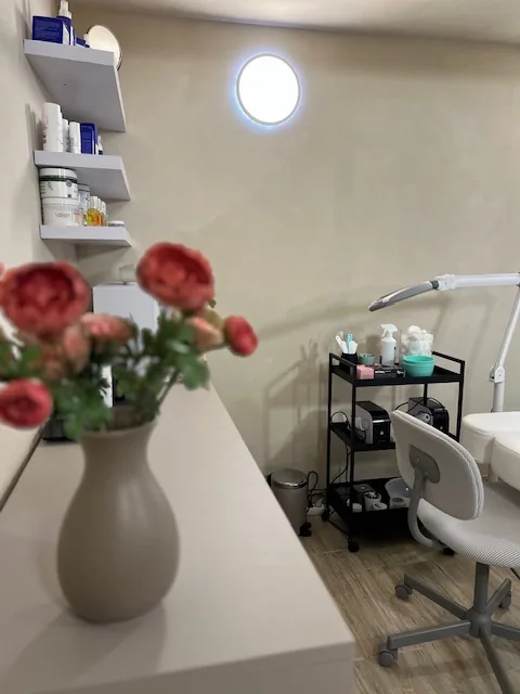 Detail květin a kosmetického pracoviště ve studiu na3se.studio