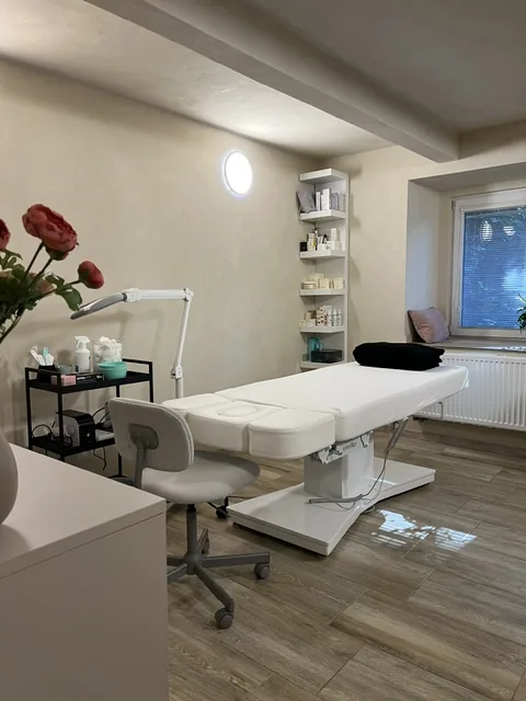 Kosmetické lehátko u okna ve studiu na3se.studio